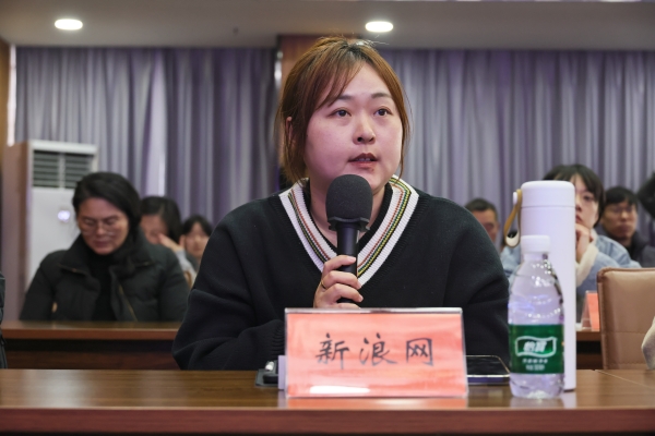 新浪网记者_副本.jpg